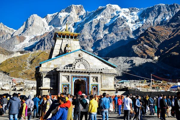 free-photo-of-a-crowd-standing-in-front-of-the-kedarnath-temple-in-kedarnath-india-during-a-ceremony